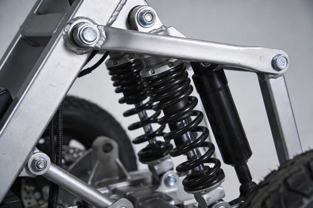 Strut-type independent suspension: low unsprung mass, quick response, smooth ride, and excellent comfort.